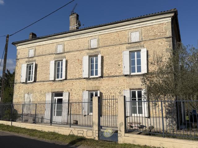 Maison de maître en pierre avec dépendances et jardin clos arboré