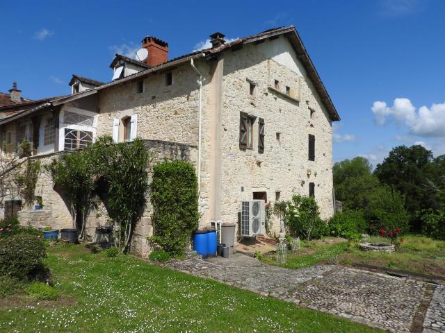 Maison de Maître en pierre avec 7 chambres 240m² Boissières