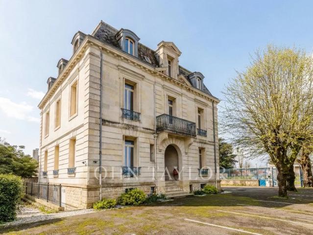 MAISON DE MAÎTRE EN PIERRE DU XIX? SIÈCLE JUSQU’À 18 BUREAUX PARKING PRIVÉ 17 PLACES JOHN TAYLOR BORDEAUX