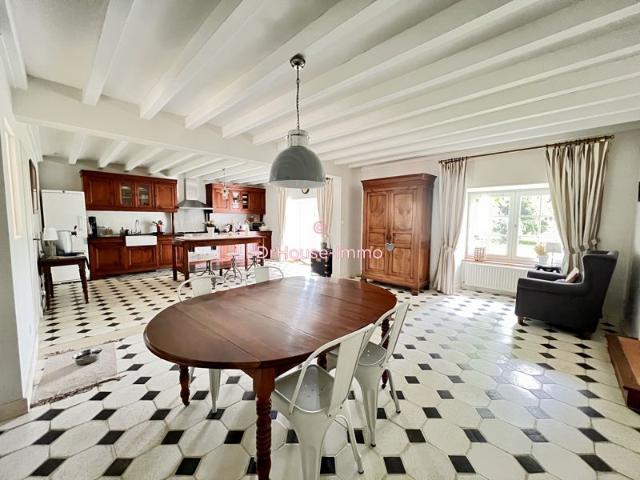 Maison de maître en pierre, gîte, piscine, dépendances et son parc arboré