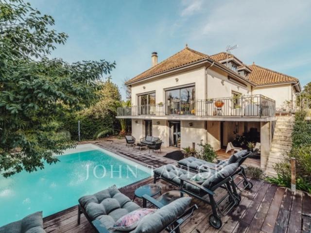 MAISON DE MAÎTRE EN PIERRE JARDIN PISCINE GARAGE JOHN TAYLOR