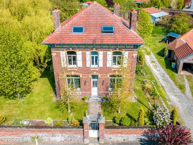 Maison de Maître individuelle entièrement rénovée avec 6 chambres, garage et dépendance