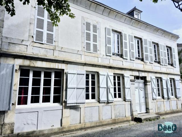 Maison de Maître rénovée avec jardin, garage et terrain 187m² Anères