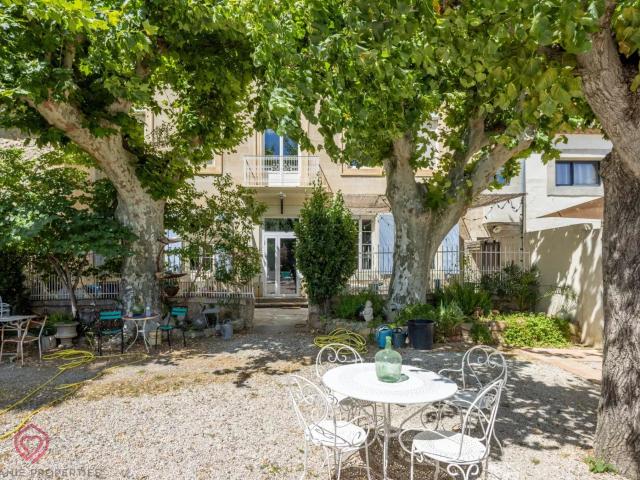 Maison de Maître rénovée avec logement indépendant, jardin, piscine et granges, à 15 min de Narbonne