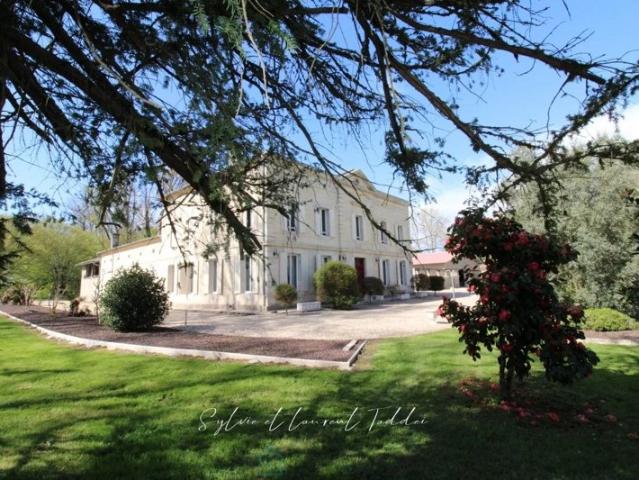 MAISON DE MAITRE RENOVEE ET OUTIL PROFESSIONNEL CLE EN MAIN SUR PLUS DE 10 HECTARES