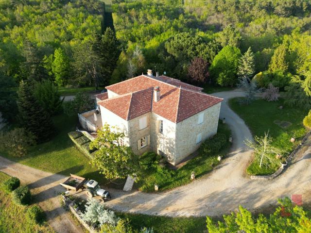 Maison de Maître sur 19 Hectares de terrain 452m² Puy l'Evêque