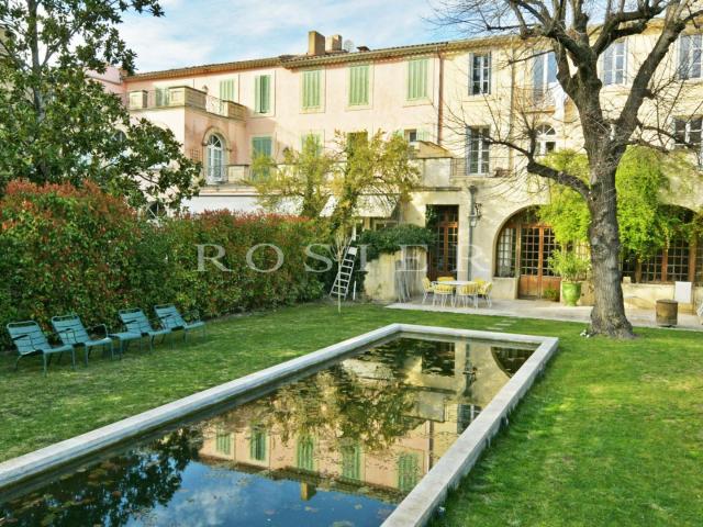Maison de Maître sur parc avec piscine au cœur d'Apt 350m² Apt