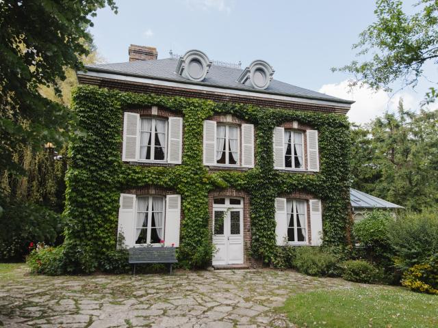 Maison de maitre spacieuse avec piscine intérieure dans la dépendances