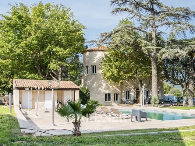Maison de Maitre Type 7 de 220m2 + Dépendance 280m2