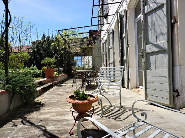 MAISON DE MAITRE Village tous commerces 511m² Mazères