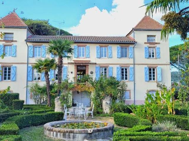 Maison de Maître Viticole du XIX? siècle – Jardin à la française, ancien chai et piscine avec pool house