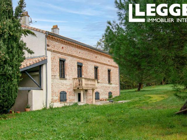 MAISON de MAITRE XIX restaurée 338 m2 habitable sur 4100 m2 de terrain garage et une dépendance. de 200 m2