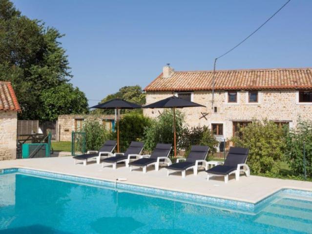 maison de maitre 192m2 et 5 gites 27 places 357m2, 2700