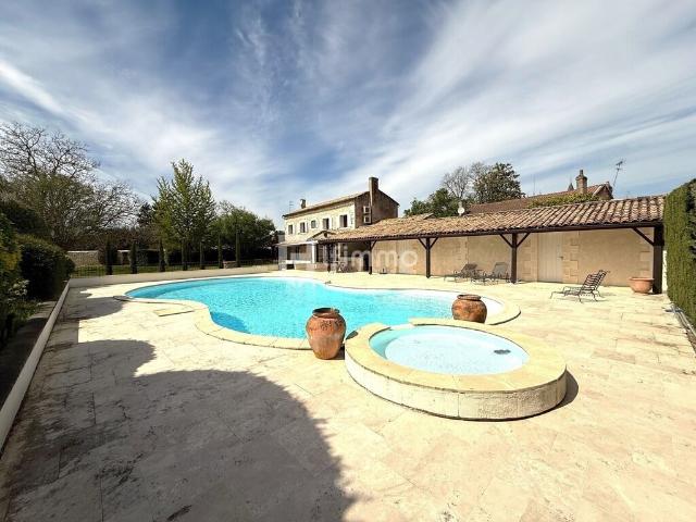 Maison de maître 360m2 5 chambres piscine dépendances