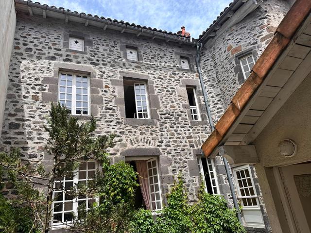 MAISON DE MAITRE