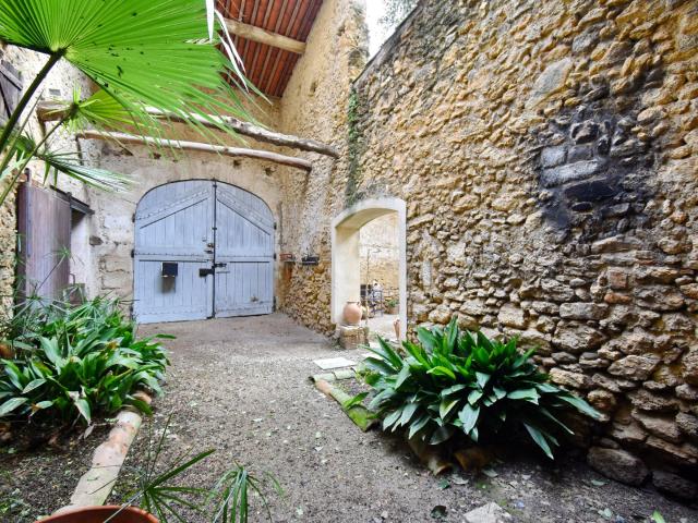 Maison de maitre, 8 chambres, terrasse, cour et garage