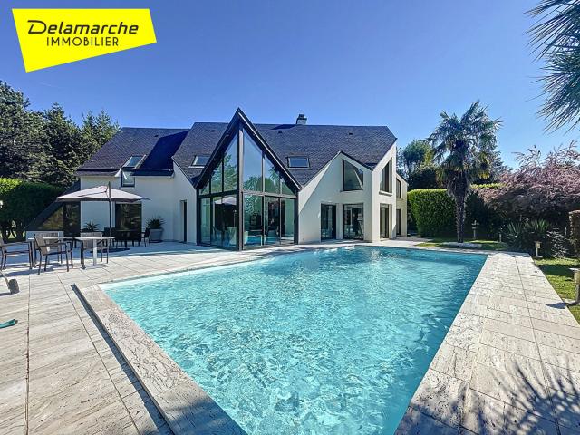 Maison de standing 5 chambres, piscine, double garage et dépendances à Avranches 50300