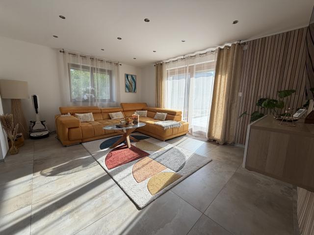 MAISON DE STANDING D'UNE SURFACE DE 130 M2 SUR 15 ARES DE TERRAIN EN IMPASSE