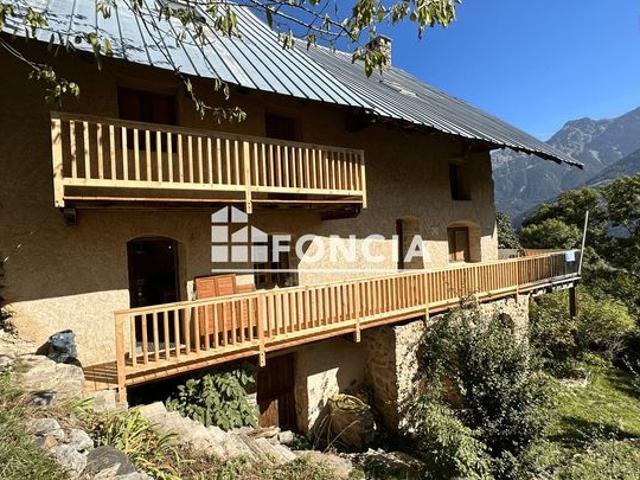 Maison de pays dans un hameau de montagne