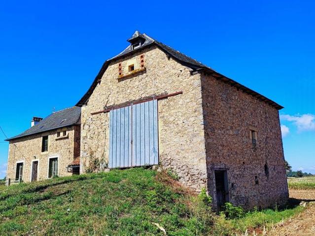 MONTBAZENS ENSEMBLE EN PIERRE DE CARACTÈRE GRANGE AVEC CU VALIDÉ ET VUE DÉGAGÉE
