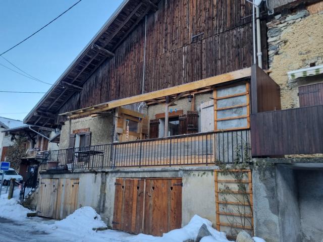 Maison de pays mitoyenne avec garage