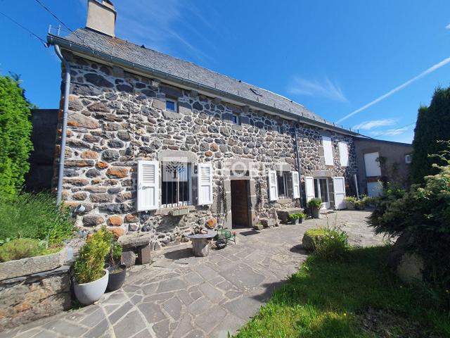 Maison de pays proche de Murat 98m² Laveissenet