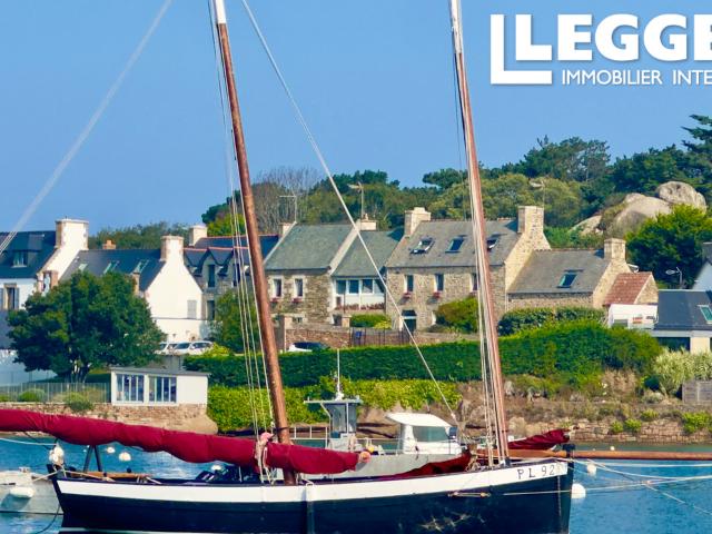 Maison de pêcheur avec jardin en première ligne sur le port de Ploumanac'h