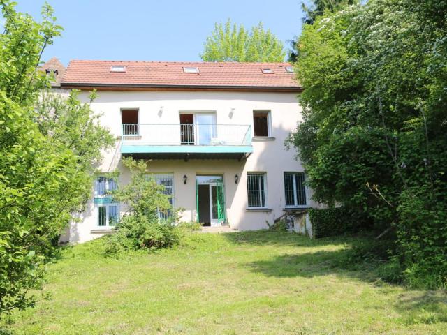Maison de pierre entre ville et campagne avec vue dégagée
