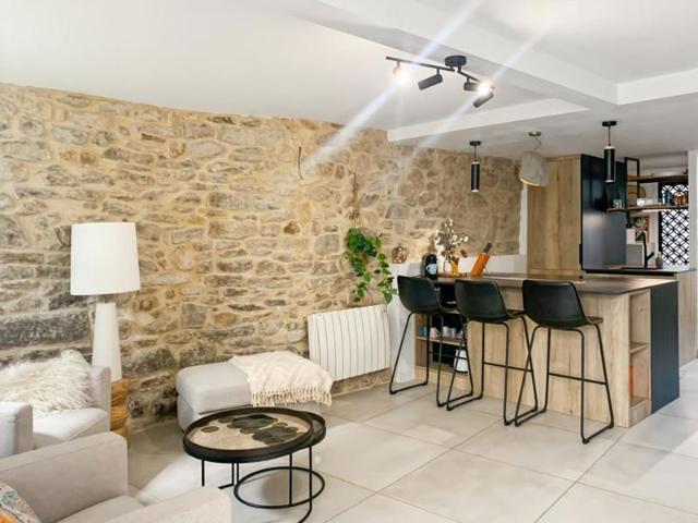 Maison de pierres ALBERT 1er au port rive droite