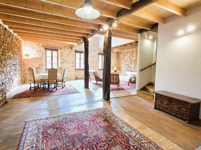 MAISON DE PIERRES RENOVEE DANS VILLAGE DE CHARME