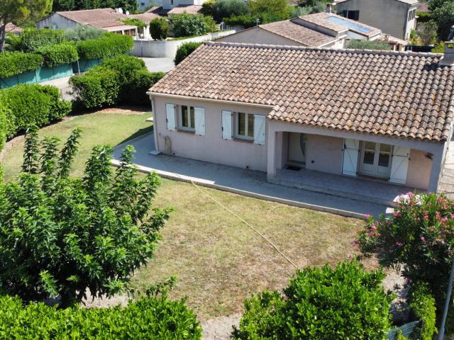 Maison de plain pied 4 chambres avec jardin à Saint Saturnin lès Avignon
