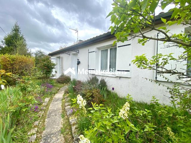 Maison de plain pied 4 chambres terrain arboré Vouillé 86190 à 20 min de POITIERS