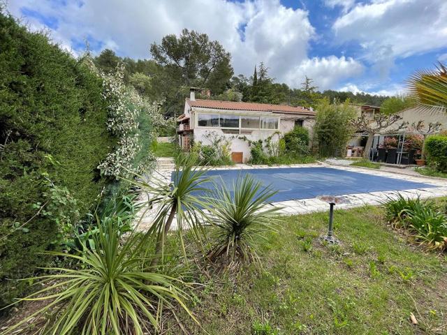 Maison de plain pied 5 pièces 119 m2 avec garage et piscine