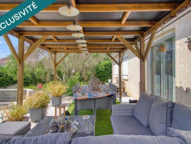 Maison de plain pied 104m2 avec piscine et dépendance