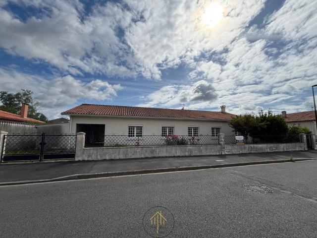 MAISON DE PLAIN PIED 140 m2 6 CHAMBRES TERRAIN CLOS