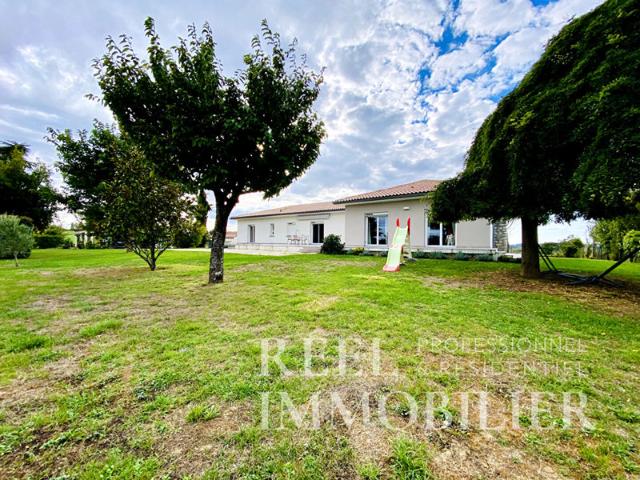 Maison de plain pied 260m2 de garage grand jardin plat