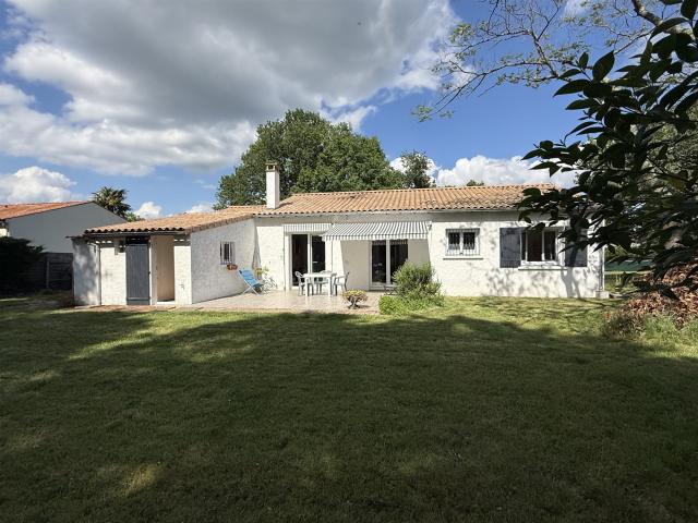 Maison De Plain Pied 3 Chambres Avec Jardin Et Garage 108m² Saintes