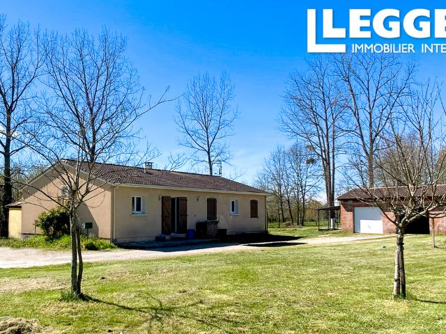 Maison de plain pied 3 chambres avec terrasse et double garage sur 3 700 m² près de Sos
