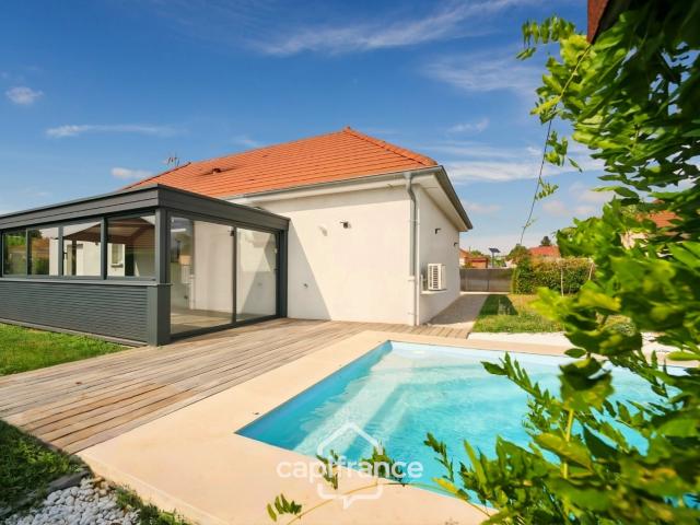Maison de plain pied, 3 chambres, véranda, piscine chauffée et jardin paysager – Courlaoux, à 10 min de Lons le Saunier 39000