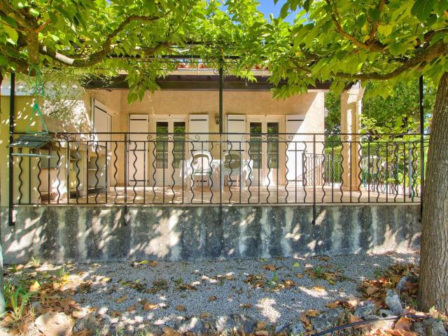 Maison de plain pied T4 de 92 m2 sur 1000 m2 de terrain avec 2 garages et dépendances à TAVERNES 83670