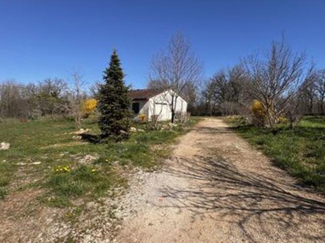 Maison de plain pied à finir dans un bel environem