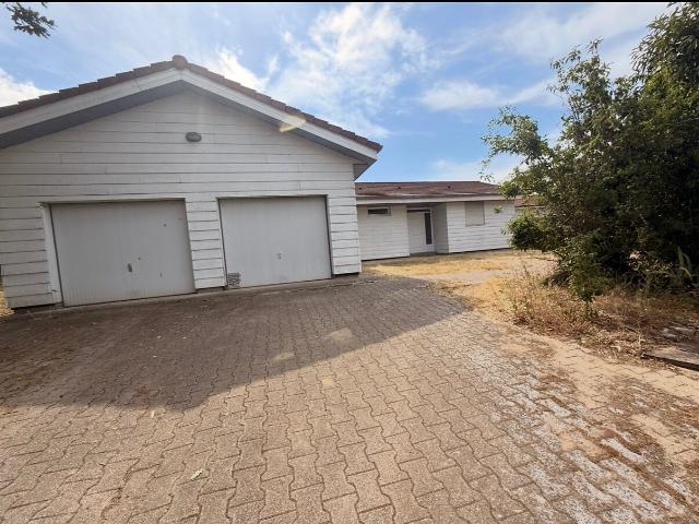 Maison de plain pied A LOUER avec double garage sur Les Martres De Veyre