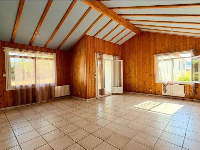 Maison de plain pied A LOUER avec double garage sur Les Martres De Veyre
