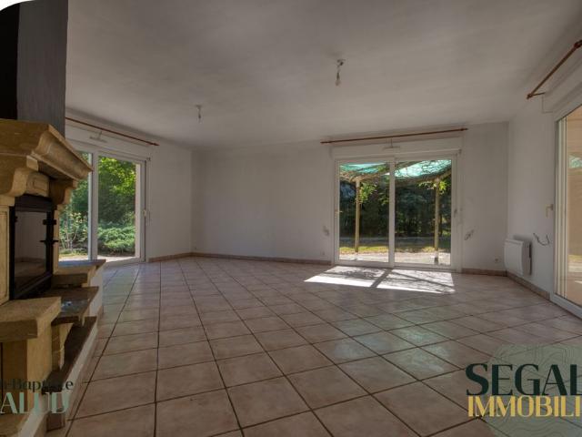 Maison de plain pied à louer à Moularès — 3 chambres, jardin clos et grand garage