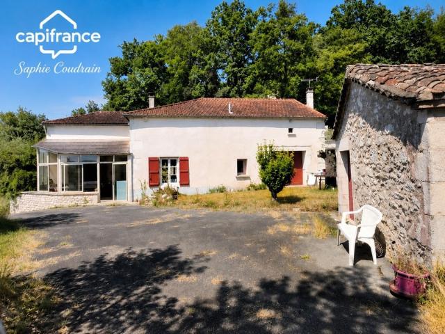 Maison de plain pied à rénover en partie 3 pièces avec jardin et dépendances à MONTAIGU DE QUERCY 82