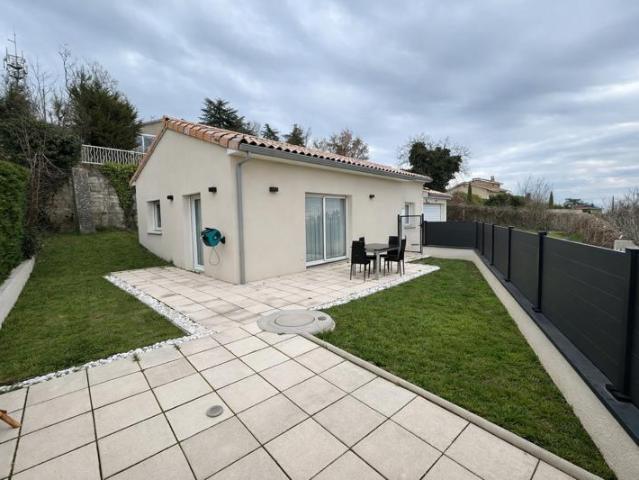Maison de plain pied à vendre à DAVEZIEUX avec jardin et gar