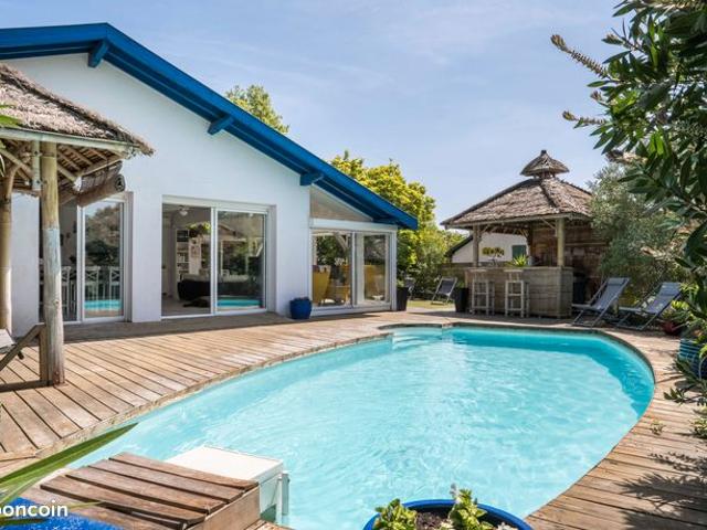 Maison de plain pied autour d'un jardin, terrasses et piscine à 5 minutes à pied des commerces du centre ville d'Ondres