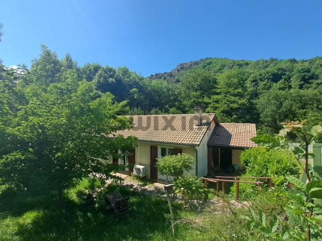 Maison de plain pied avec accès rivière à Villefort