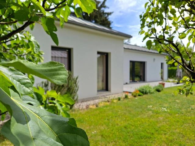 MAISON DE PLAIN PIED AVEC BELLES PRESTATIONS A VEIGNE