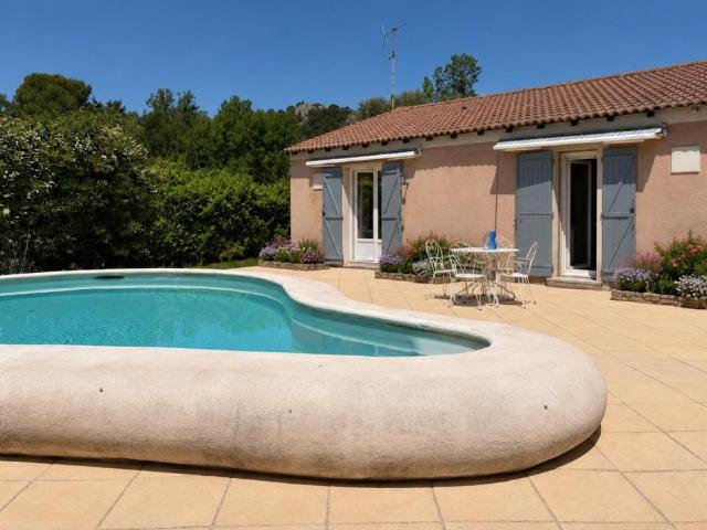 Maison de plain pied avec dépendance et piscine à Maussane les Alpilles